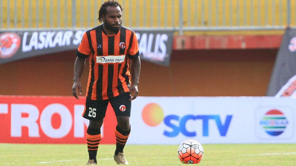 Enam pemain Papua di Liga 2 tak bisa pulang ke kampung halamannya di tengah pandemi virus Corona saat ini. Copyright: © INDOSPORT/Ian Setiawan